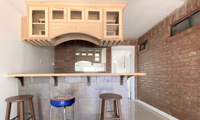 Building Photo - 3Bed/2 Bath Well kept and Upgraded! ( Mcal...