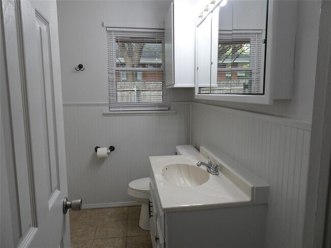 Building Photo - 2305 Maple Dr
