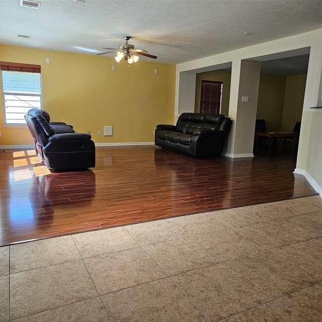 Building Photo - 11727 Madison Oak St