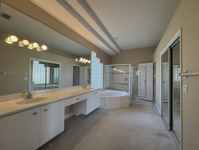 Building Photo - 4/3 Pool Home in Pelican Bay