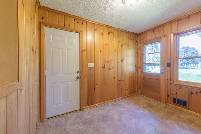 Building Photo - Must see home in mendota heights, huge lot...