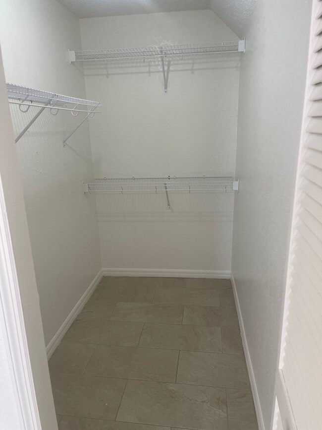 Building Photo - 4 Bedroom 2 Bath