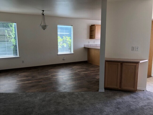 Building Photo - Walnut Grove 2 Bedroom, 2 Bath Condominium