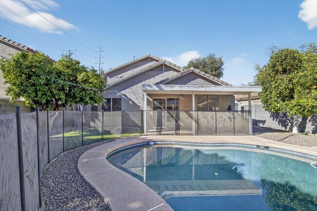 Building Photo - Gilbert Living with Private Pool