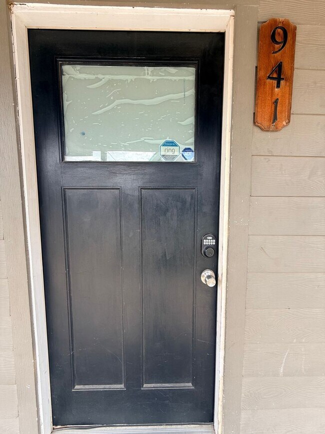 Building Photo - 941-941 Bayonne St