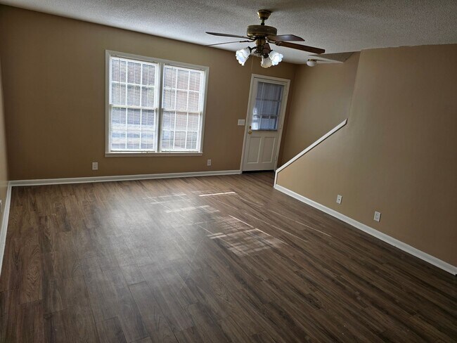 Building Photo - 2 bedroom 1.5 bath condo now available for rent in Dalton, Ga