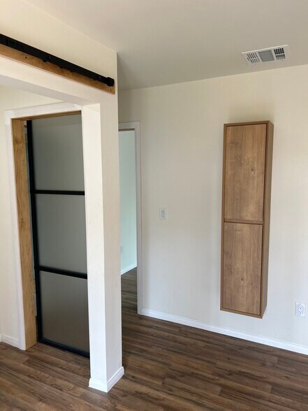 Building Photo - 261 N Oak Ave