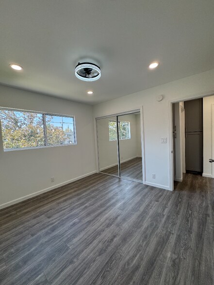 Building Photo - 15029 Burbank Blvd