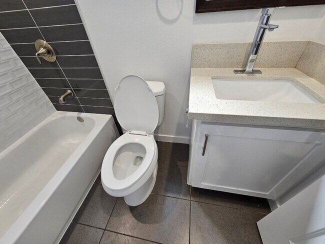 Building Photo - 32(839)