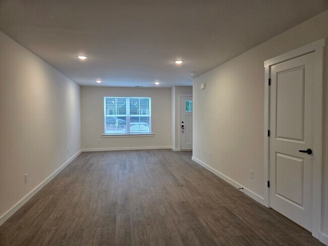 Building Photo - 3 bedroom townhouse in Hickory