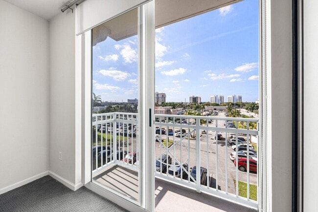 Building Photo - 403 S Sapodilla Ave