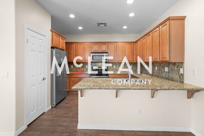 Building Photo - 3 Bed & 3 Bath Home with Private Pool & Spa