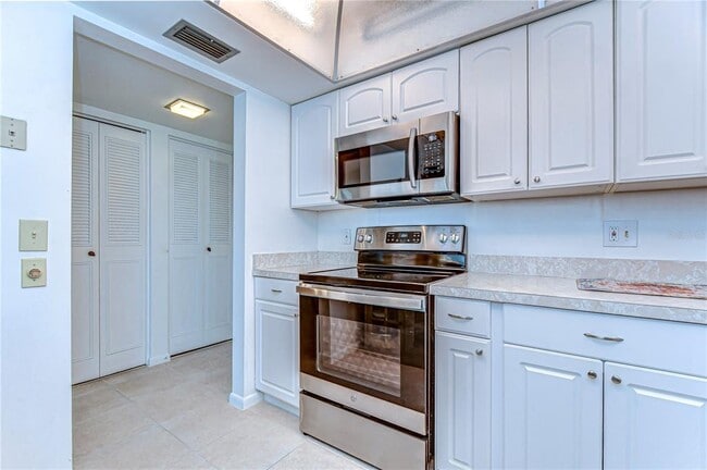 Building Photo - 5220 Brittany Dr S