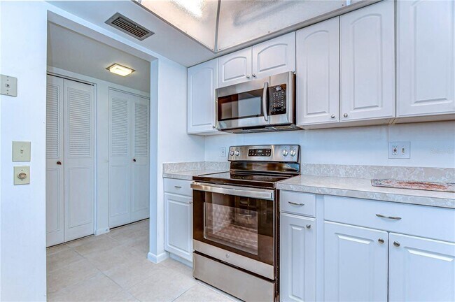 Building Photo - 5220 Brittany Dr S