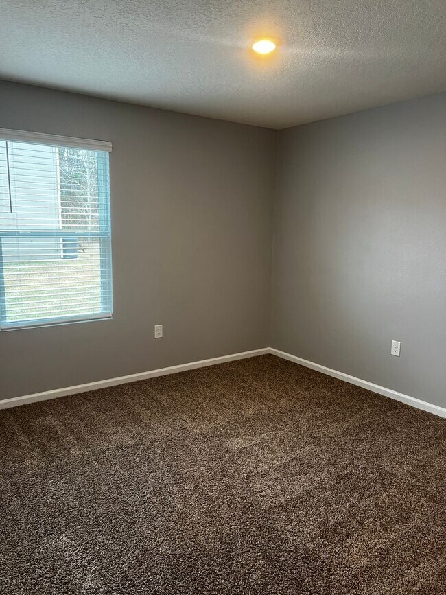 Building Photo - 4/2 centrally located!!