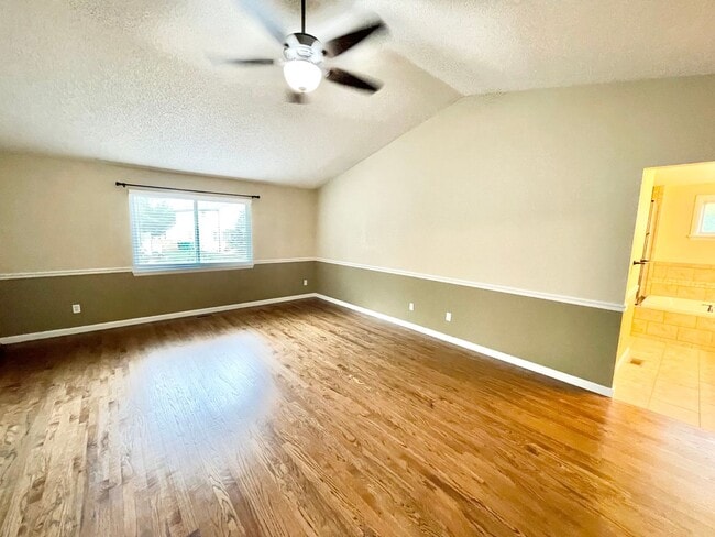 Building Photo - Large Clean Home in Aurora