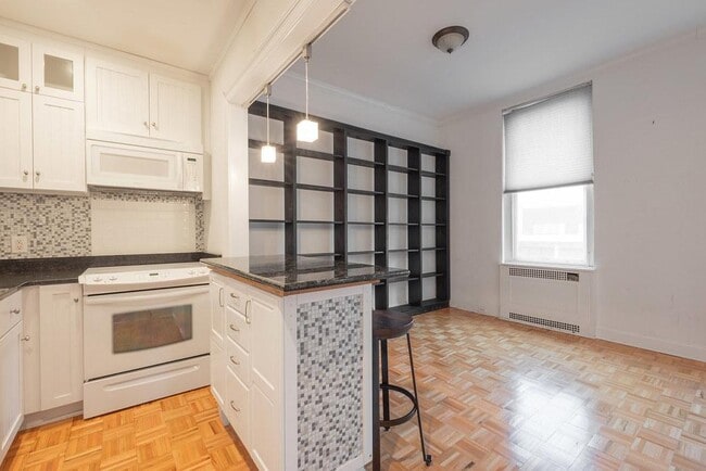 Building Photo - 212 E Clay St