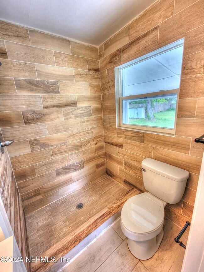 Building Photo - 3919 Skycrest Dr