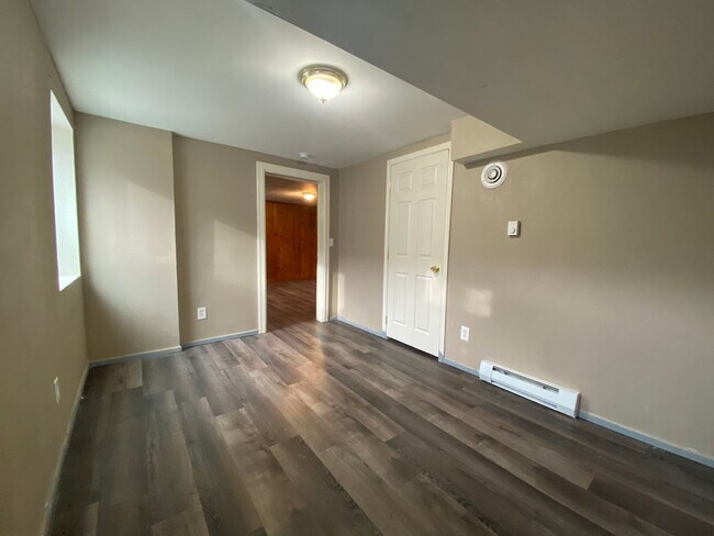 Building Photo - 805 6th St
