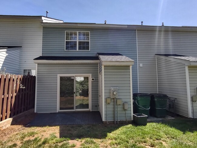Building Photo - Beautiful Townhome in University Heights C...