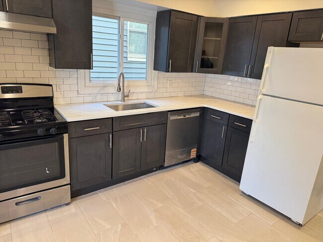 Building Photo - 89 McAdoo Ave