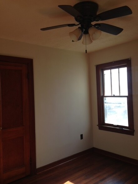 2nd bedroom, has 2 windows - 1409 N Woodburn Ave