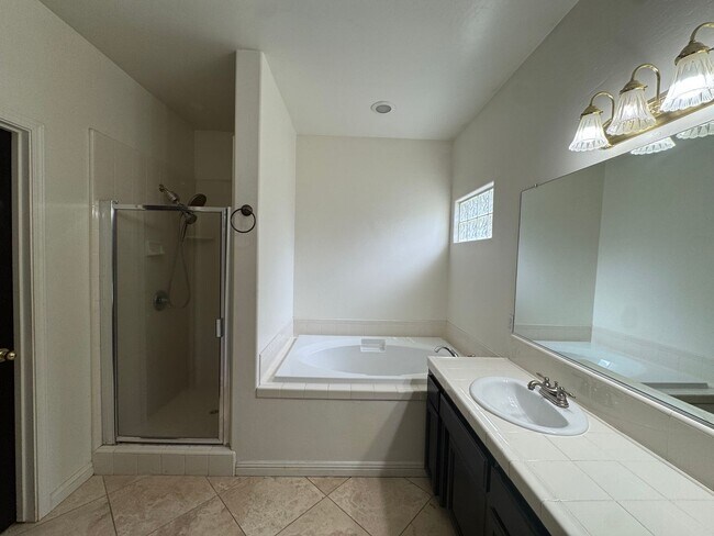 Building Photo - Spacious home with a pool! MOVE IN SPECIAL