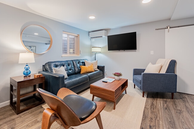 Building Photo - Capitol Hill