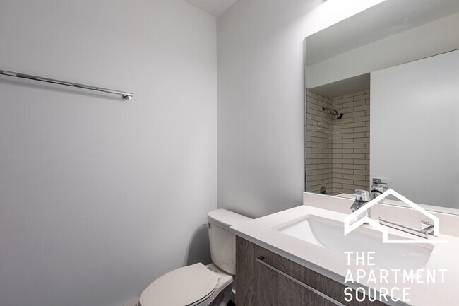 Building Photo - 7621 N Sheridan Rd