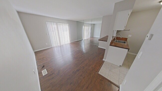Building Photo - 8445 Hickory Dr