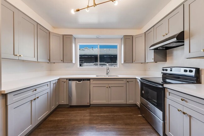 Building Photo - 540 E Hyde Park Pl