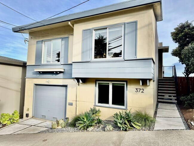 Building Photo - 3BR/2BA | Unobstructed Panoramic Views | Live Above the Fog | Intentional Living