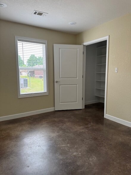 Building Photo - Oak Tree Manor Duplexes