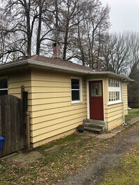 Building Photo - Application Pending - 2 Bedroom, 1 Level Home for Rent in White Salmon