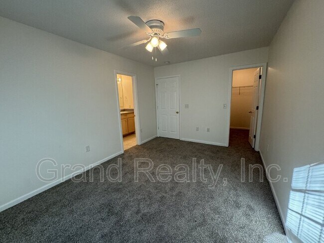 Building Photo - 1015 Peakview Dr