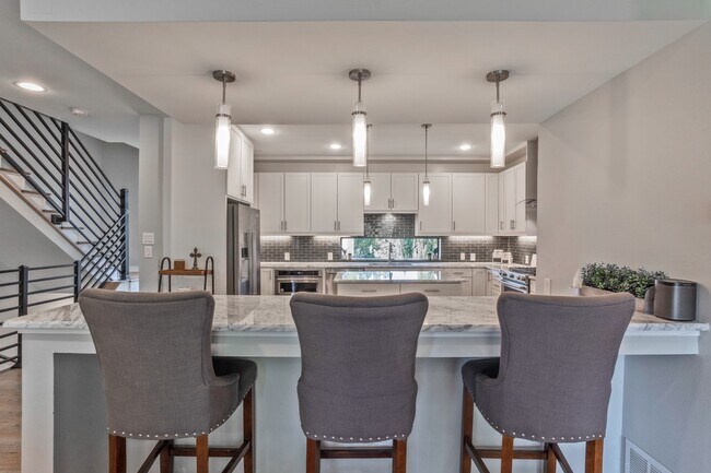 Building Photo - Stylish 2BR/2.5BA Townhome in Prime East Dallas – Attached Garage, Unbeatable Location