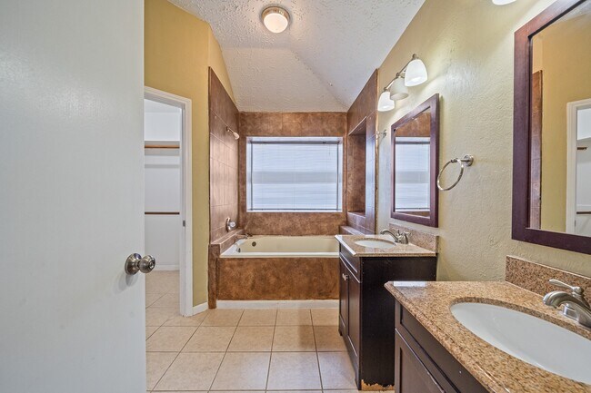 Building Photo - 18123 Lake Bend Dr