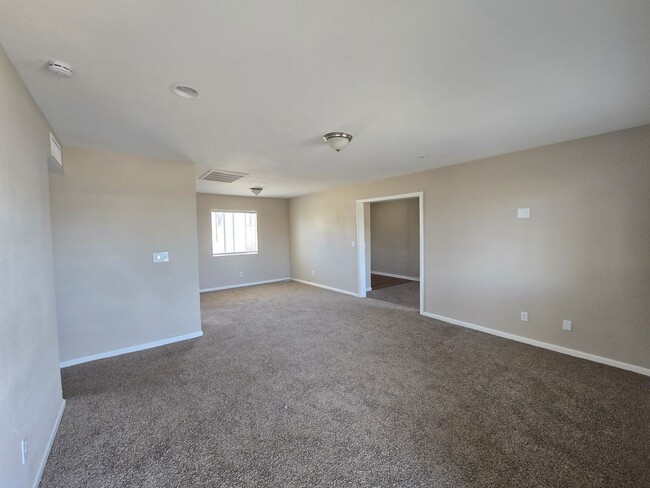 Building Photo - Single story 3 Bedroom house ready for mov...