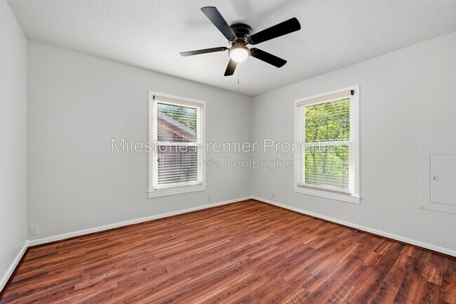 Building Photo - 1006 W Texas St