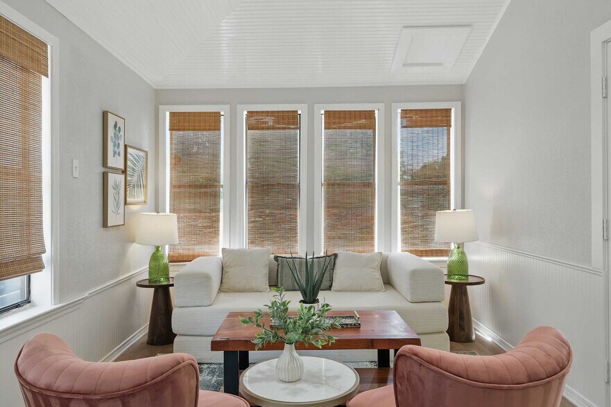 Building Photo - 522 Flamingo Way