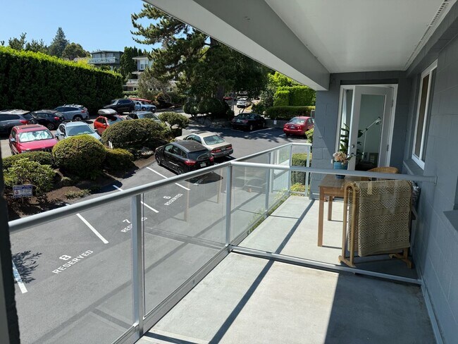 Building Photo - Lake Washington waterfront living with lak...
