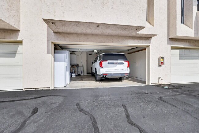 Building Photo - Welcome to this beautiful 1,042 sq. ft. condo offering modern comfort in a prime location!