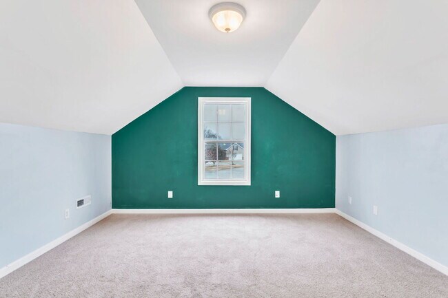 Building Photo - Spacious 3BR, 2BA Townhome with 2-Car Garage & Fireplace $1850/mo rent***