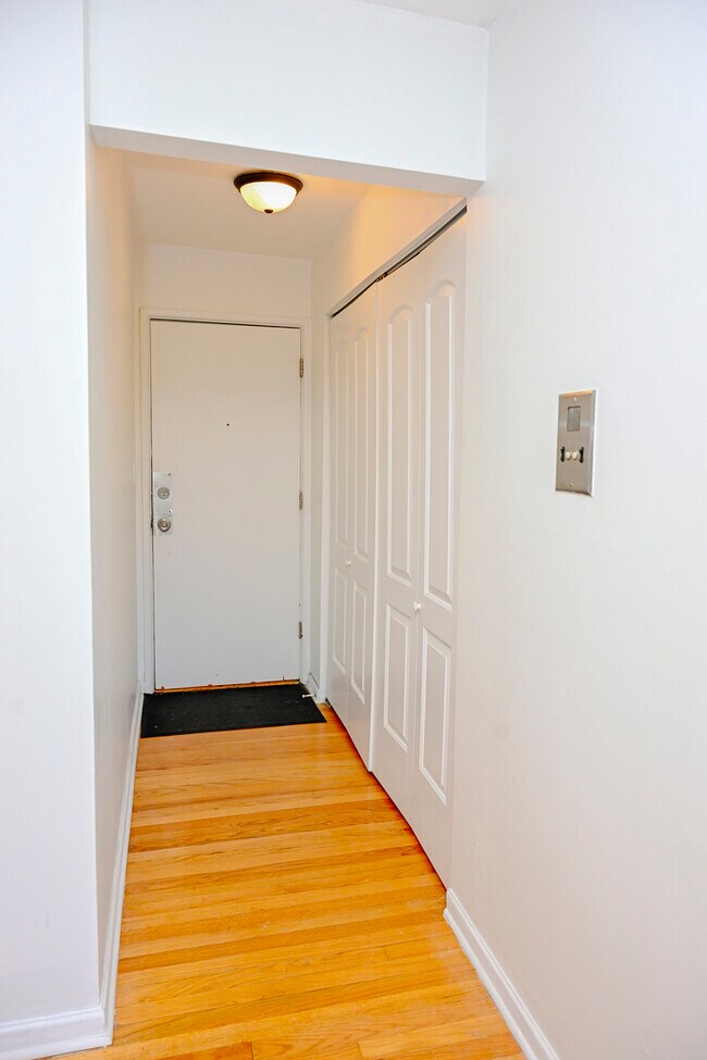 Building Photo - 1415 W Lunt Ave