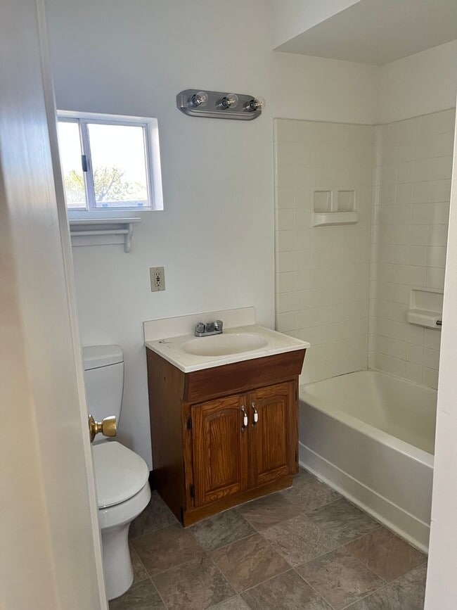 Building Photo - 1 Bedroom Cottage w/ sunroom