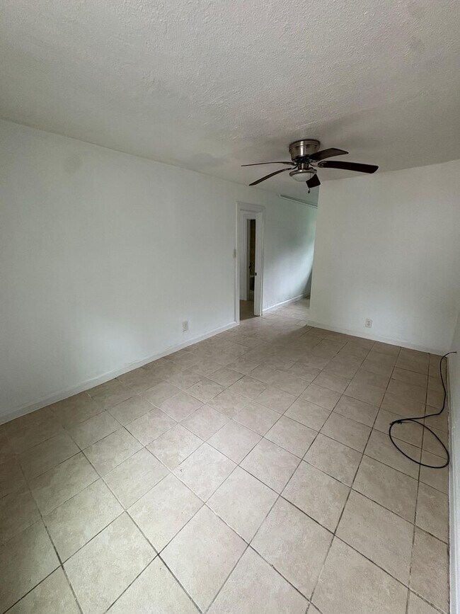 Building Photo - Your dream home awaits!