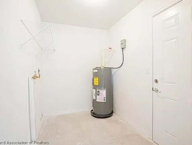 Building Photo - 3/2/1 Single Family Home Available – Cozy,...
