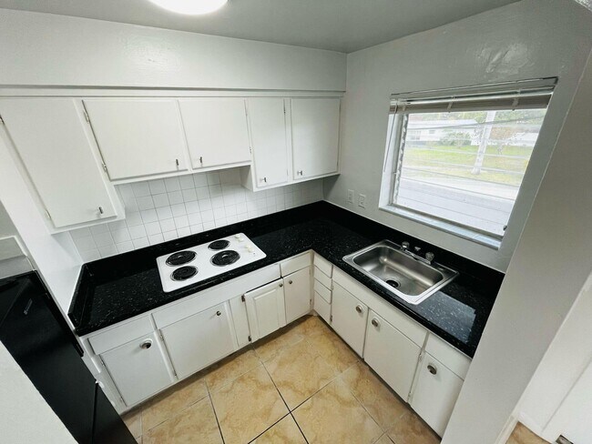 Building Photo - 1251 W River Dr