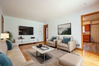 Building Photo - 2 Bedroom / 1 Bath Duplex with Private Basement and Washer/Dryer!