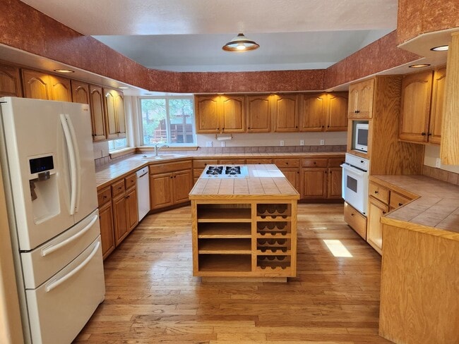 Building Photo - Spacious Country Club Home | 2,900+ Sq Ft | A/C | 3-Car Garage